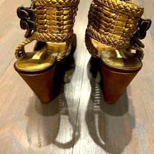 Cynthia Vincent gold/wood size 9 wedge sandals